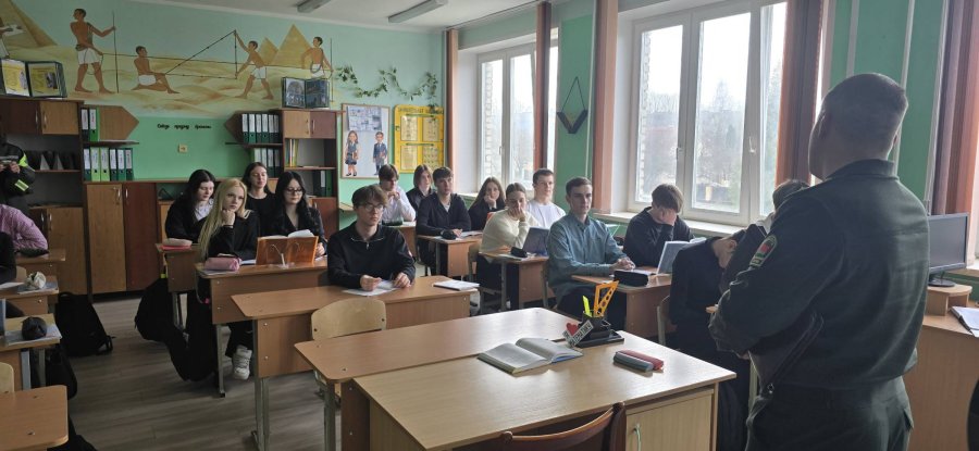 Встреча с героями пограничных войск: профориентационное мероприятие в средней школе №4 города Волковыска